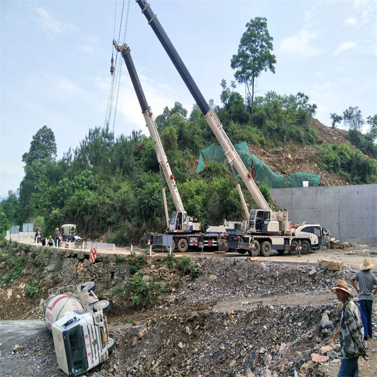 黄山徽州汽车掉沟里叫吊车救援要多少钱
